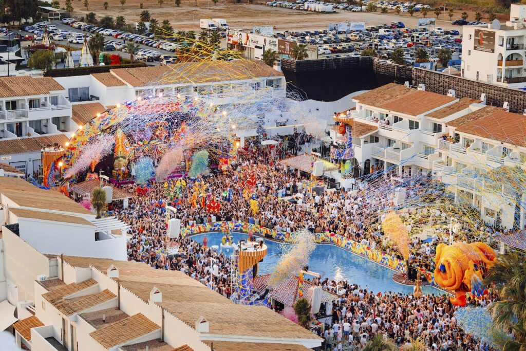elrow regresa a Ushuaïa Ibiza con tres explosivas fechas y un eclipse histórico este verano 2026